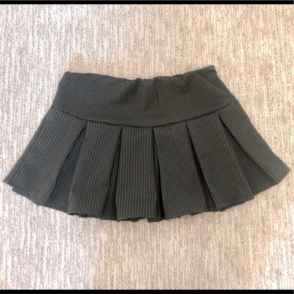 NWOT Pinstripe Pleated Mini Sz L